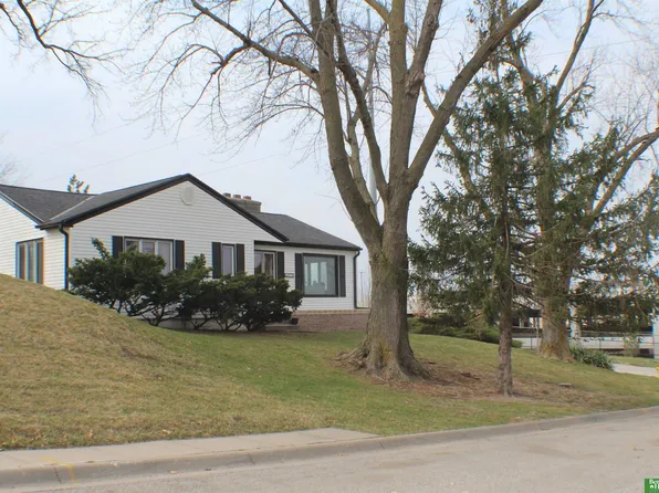 6475 Pierce St, Omaha, NE 68106