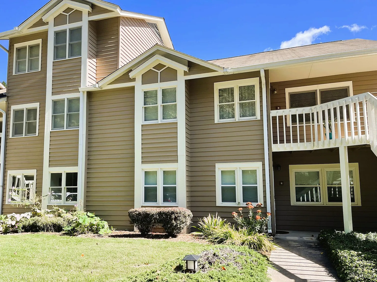 2 bed, 1110 sqft, $2,000 — Photo 2