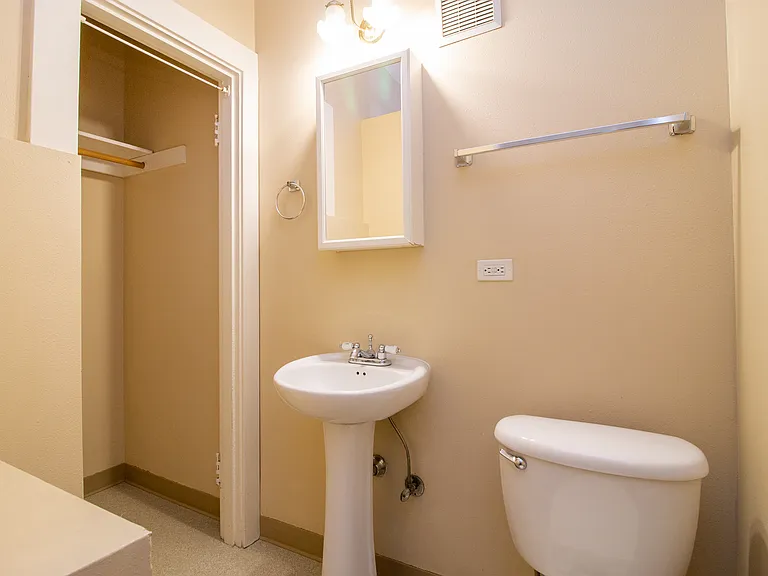 The Topanga Apartments — Photo 26
