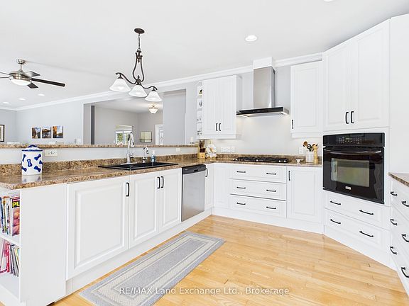 3rd image of 282 Huron Rd