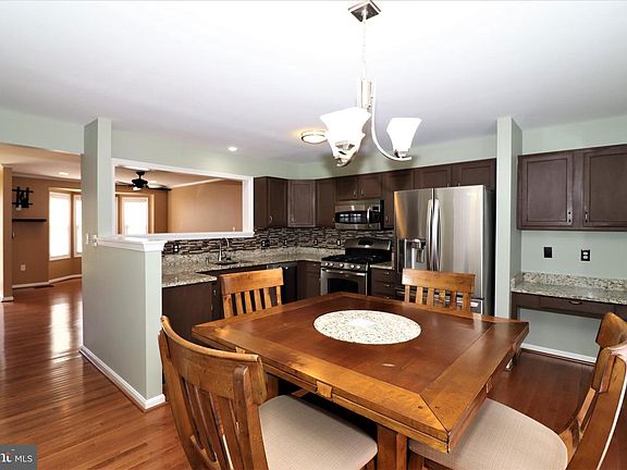 5th image of 564 Highland Towne Ln