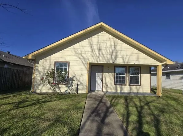 3220 Iowa St, Baytown, TX 77520