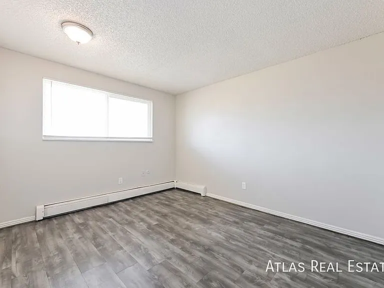 910 Bishop Ct #B — Photo 11