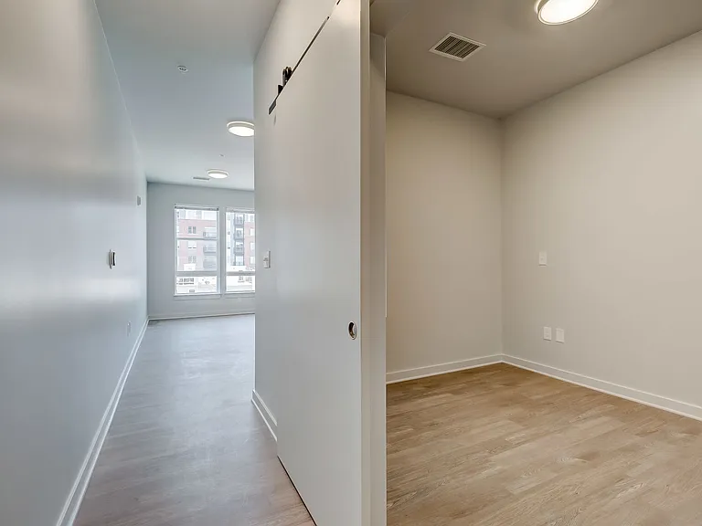 115 W Hamburg — Photo 43
