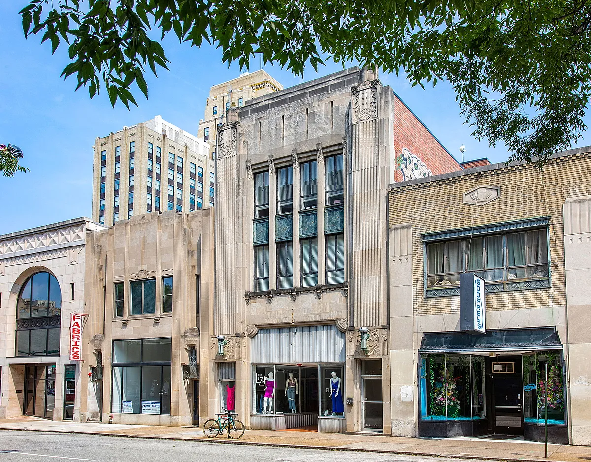 Building Photo - 306 E Grace St #202