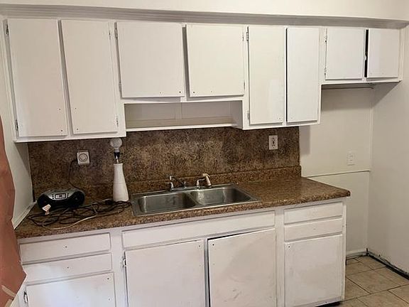 3rd image of 4653 Buckingham Ave