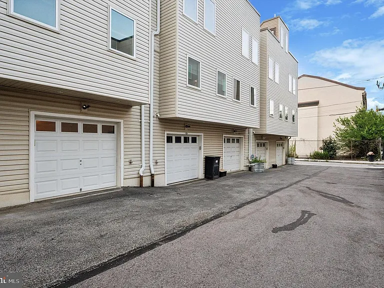 192 W Oxford St — Photo 14