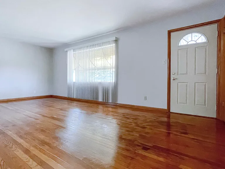 3952 S 43rd St — Photo 3