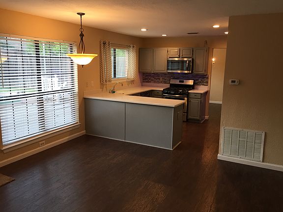 3rd image of 5025 Colonial Dr