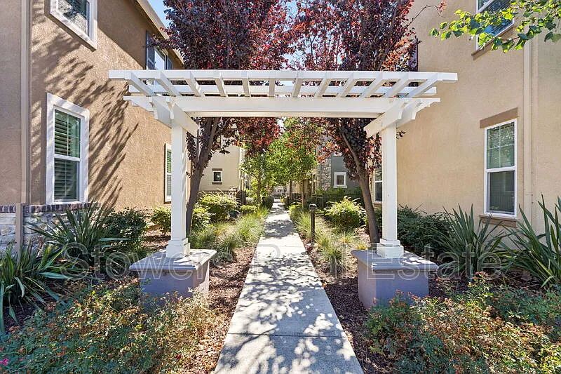 4 bed, 4.0 bath, 1876 sqft, $4,995 — Photo 4