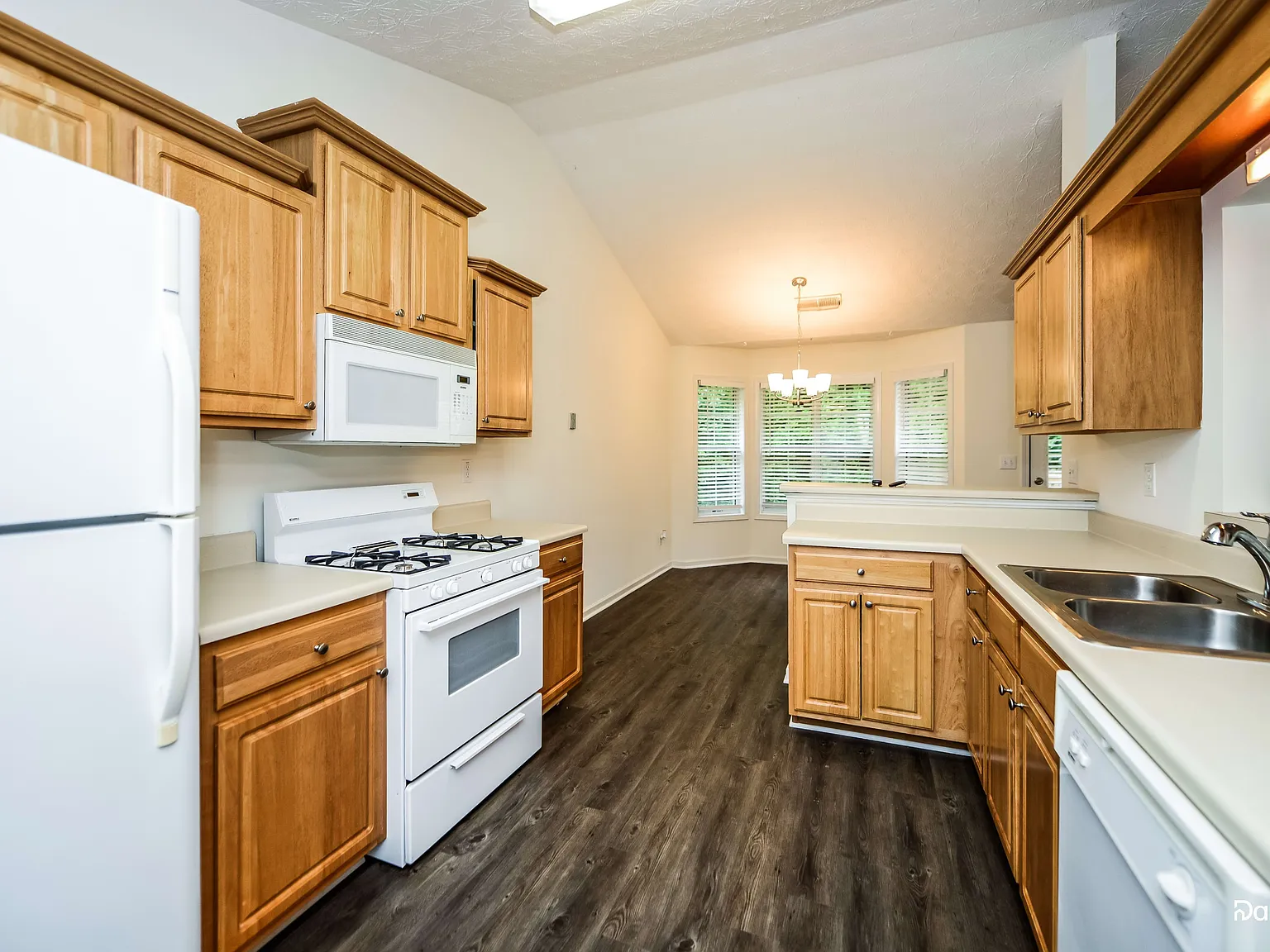 5 bed, 3.0 bath, 2466 sqft, $2,935 — Photo 3