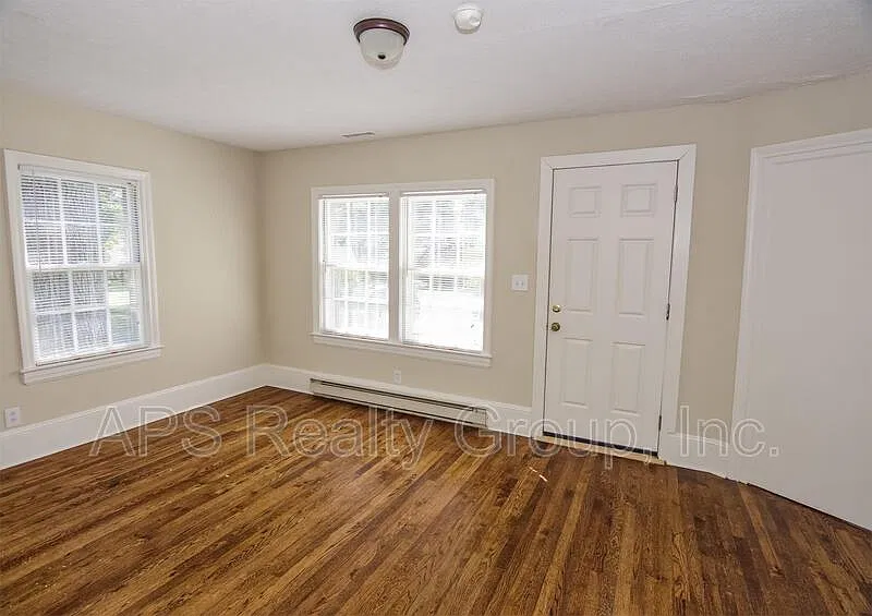 2 bed, 1.0 bath, 1200 sqft, $1,450 — Photo 2