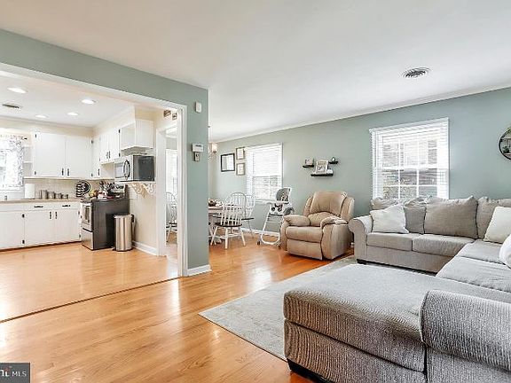 4th image of 902 New York Ave