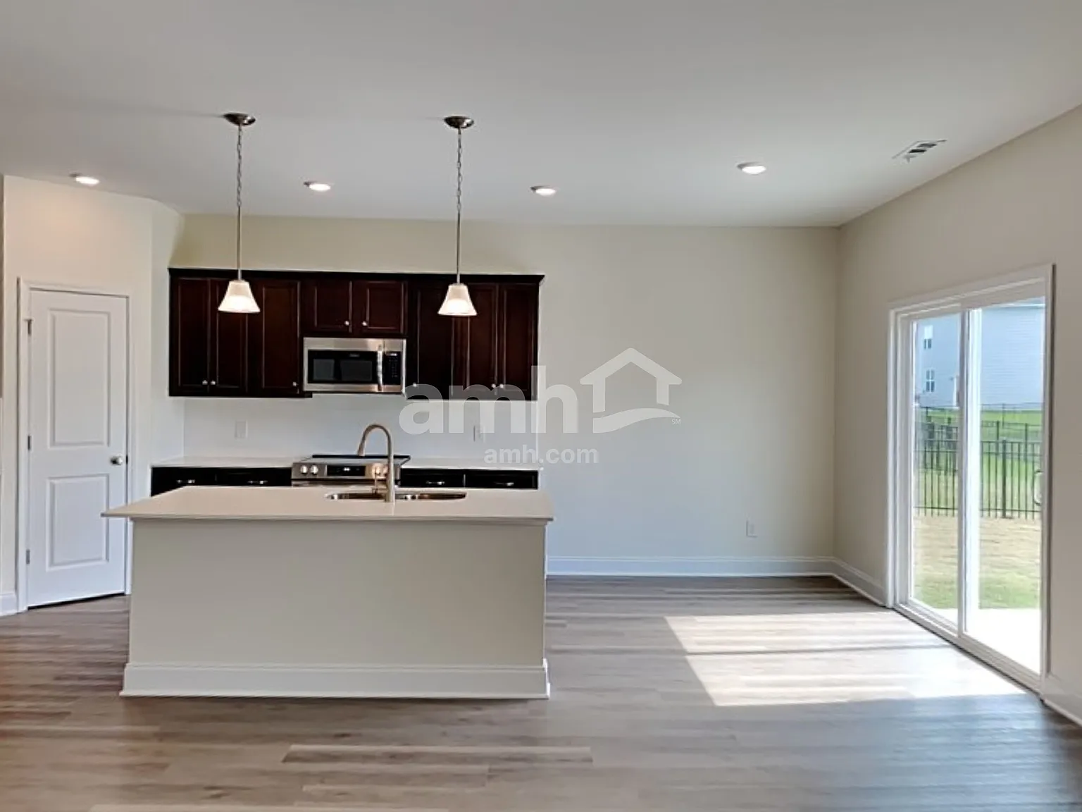 4 bed, 2.5 bath, 2297 sqft, $2,690 — Photo 4