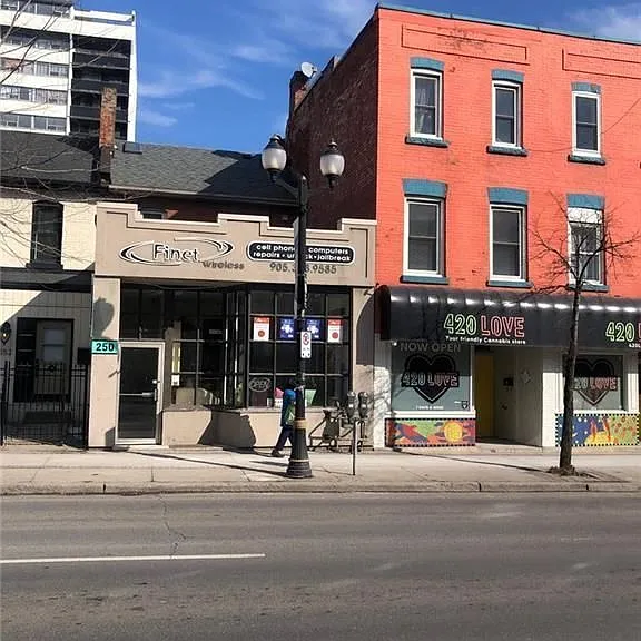 250 King St W #BACHELOR — Photo 2