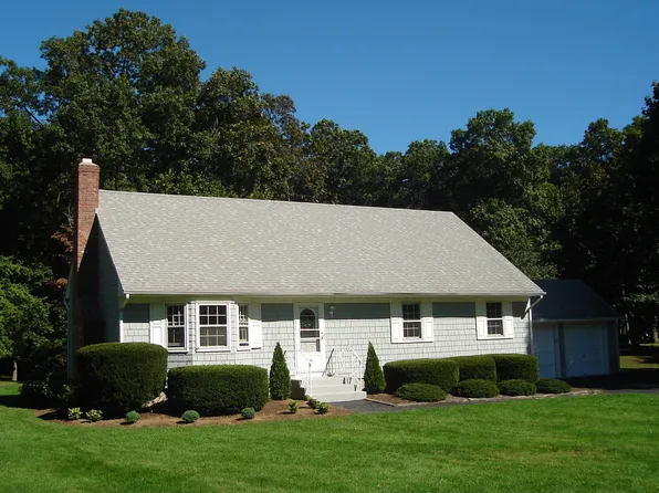 40 Colonial Dr, Aquebogue, NY 11901