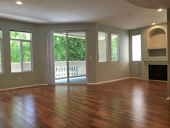 3rd image of 12712 Moorpark St APT 203