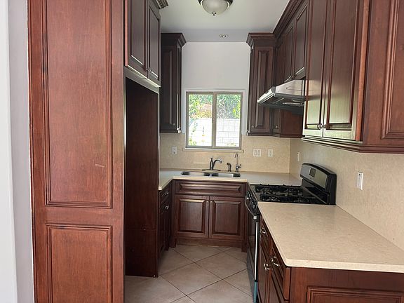 5th image of 9817 Howland Dr
