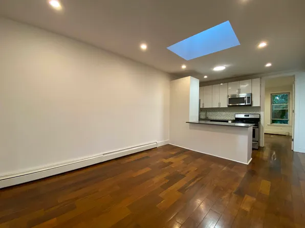 733 Lexington Avenue image 1 of 8