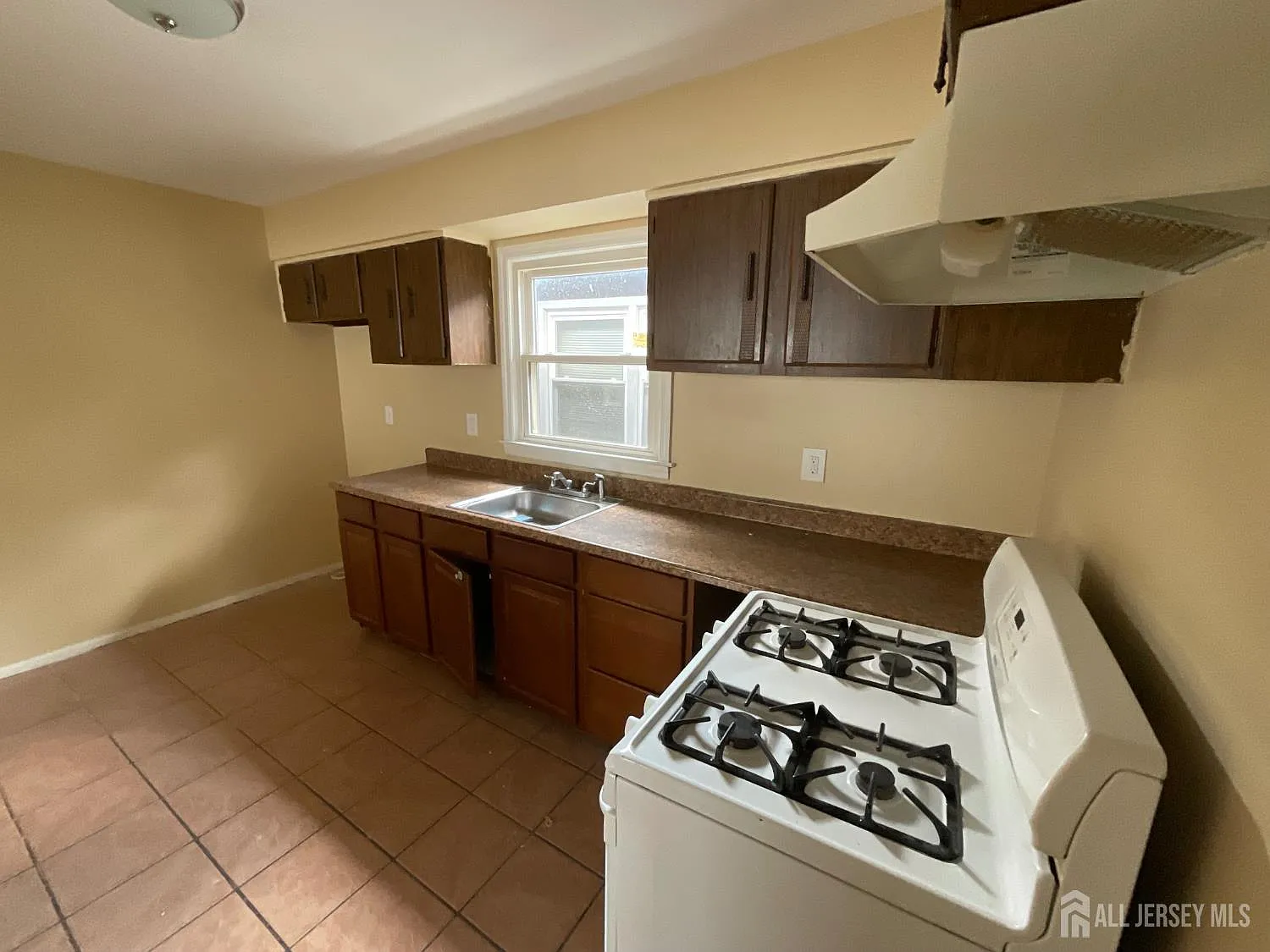 2 bed, 1.0 bath, 2160 sqft, $2,400 — Photo 3