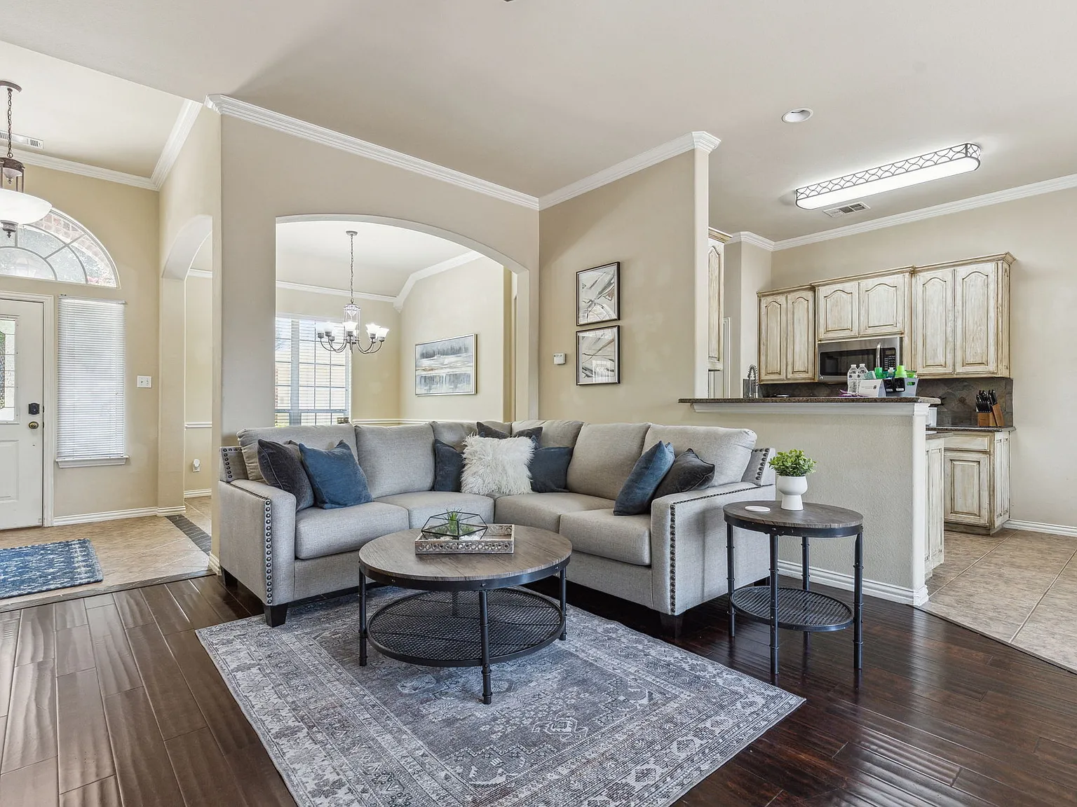 3 bed, 1667 sqft, $6,448 — Photo 2