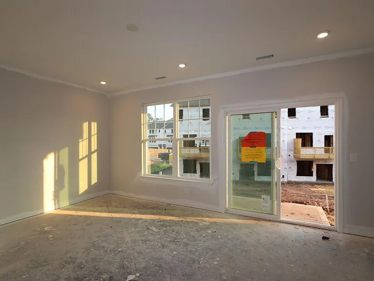 1021 Commack Dr — Photo 3