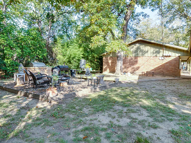 601 W College St — Photo 35