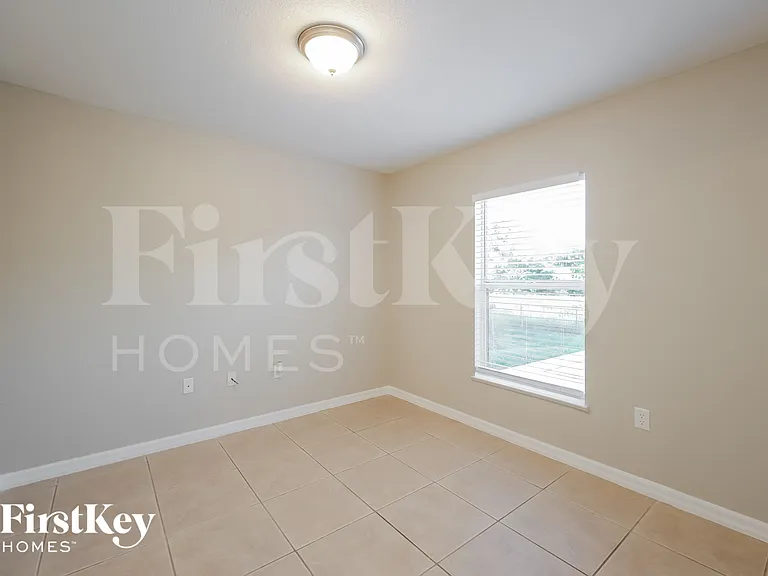 652 Keller St E — Photo 12