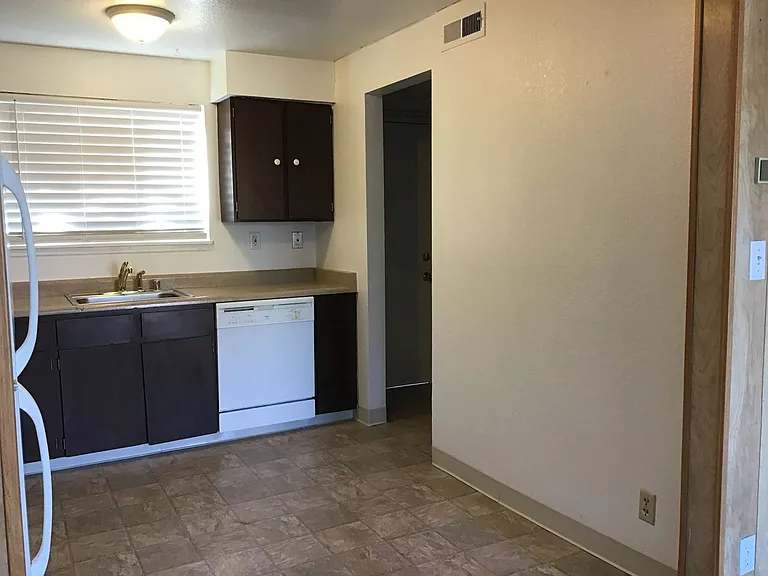 1436 E 9th St #6 — Photo 5