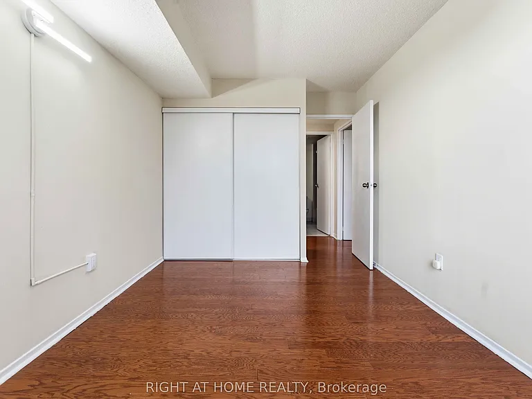 2759 Carousel Cres #911 — Photo 40