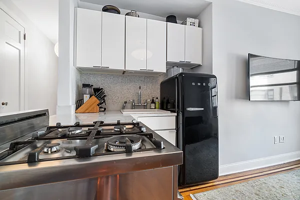 Rented by Avi Nash Associates | media 9