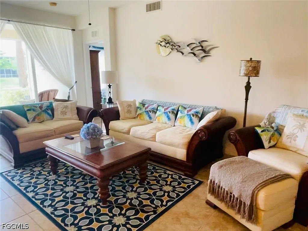 2 bed, 2.0 bath, 1385 sqft, $5,400 — Photo 2