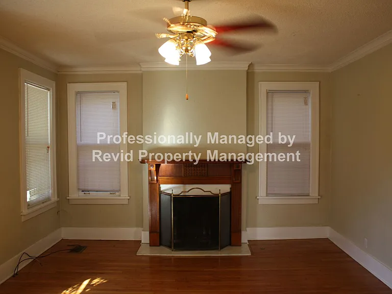 Large 3 bedroom upstairs duplex! — Photo 4