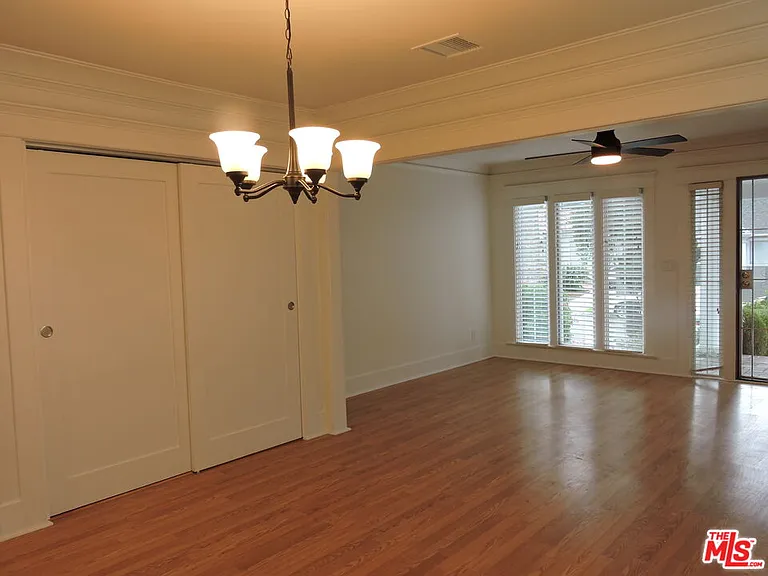 559 N Windsor Blvd — Photo 6