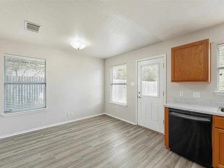 113 Matthew Dr — Photo 14