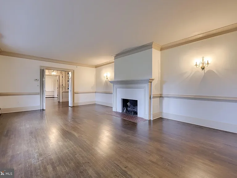 226 E Caracas Ave — Photo 8