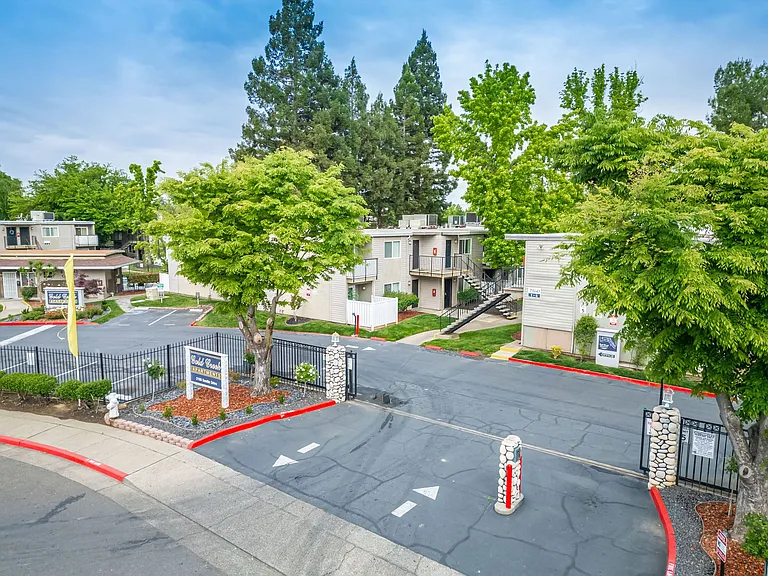 Gold Creek Apartments — Photo 5