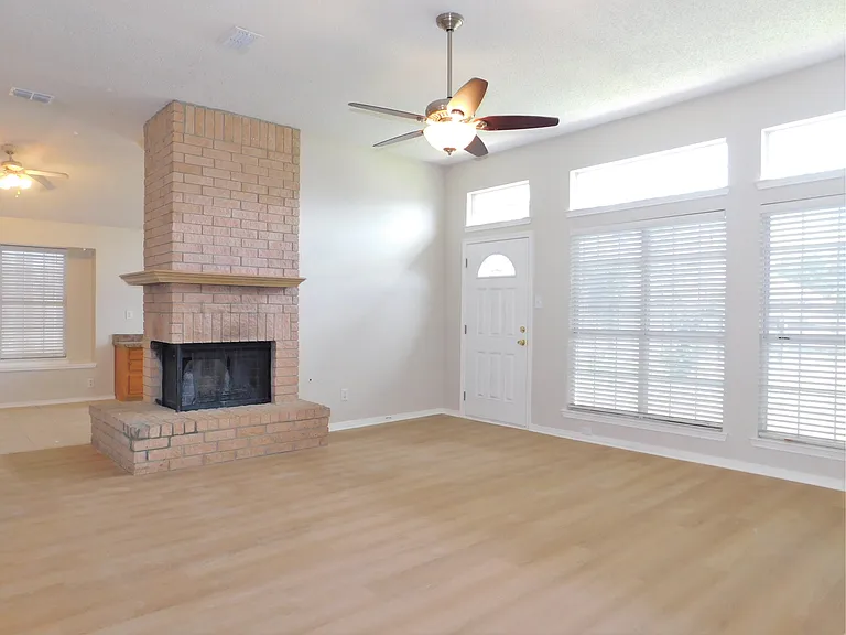 2409 Westview Trl — Photo 5