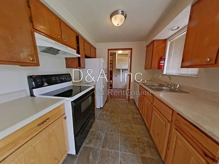 2536 Newton St — Photo 4