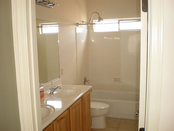 3rd image of 124 E Placita Lago Del Encanto
