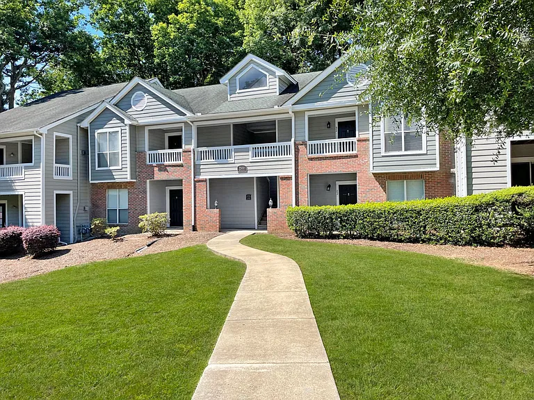 Lexington Farms Apartments — Photo 9
