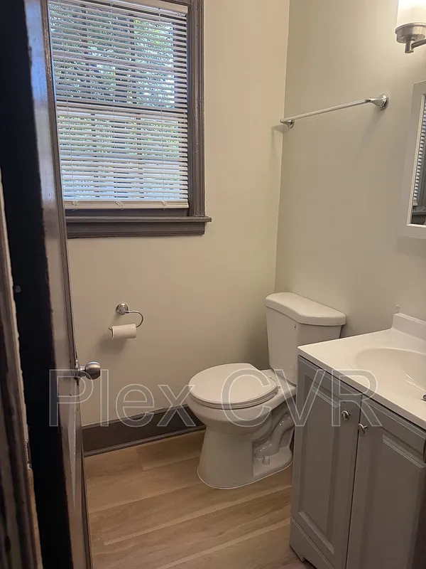 3 bed, 1.0 bath, 888 sqft, $1,050 — Photo 2