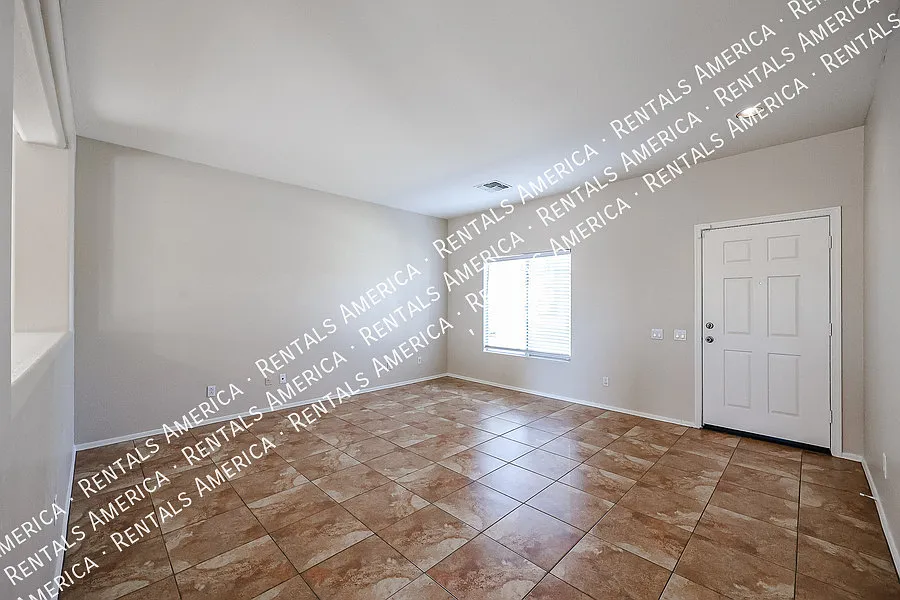 Coming Soon! 3 Bedroom Home In Avondale — Photo 4