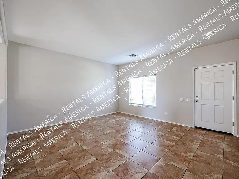 910 S 118th Ln — Photo 4