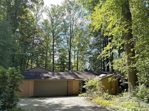 9657 Kim Dr, Chesterland, OH 44026