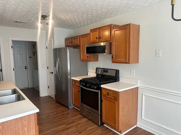 2065 Manhattan Pkwy — Photo 11