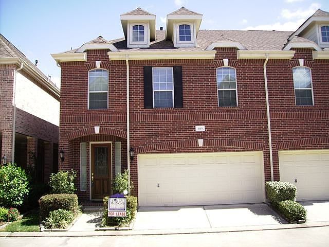 Lovely 3/2.5/2 in Timbergrove.  Close to everything!