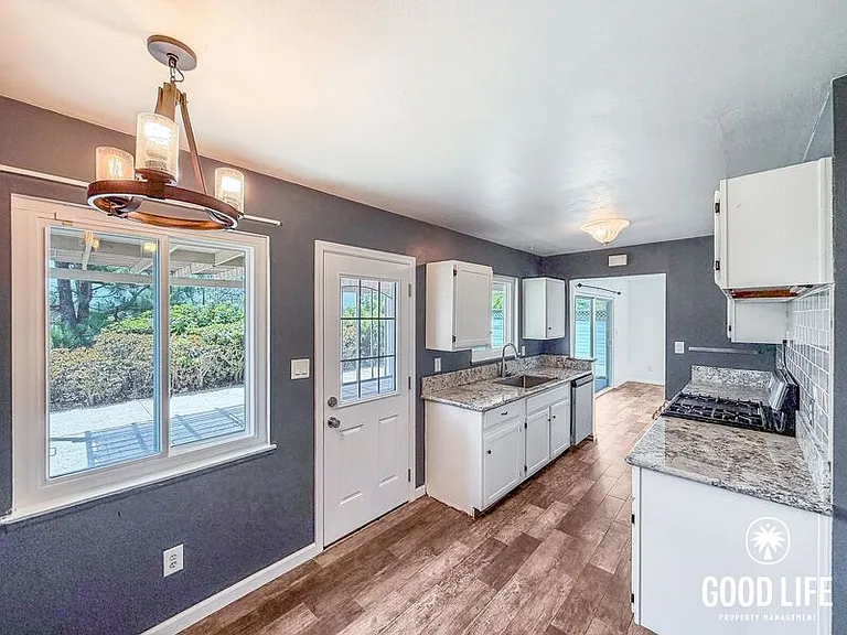 8051 San Carlos Dr — Photo 6