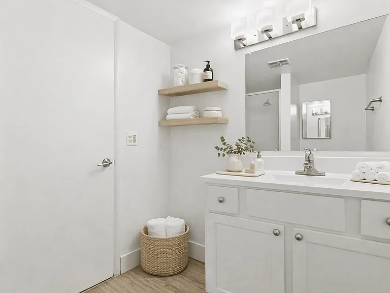 Carlyle Tower Apartments - Southfield, MI — Photo 16