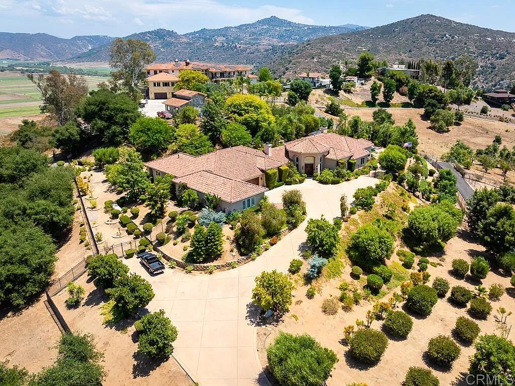 5 bed, 6.0 bath, 5713 sqft, $7,000 — Photo 2
